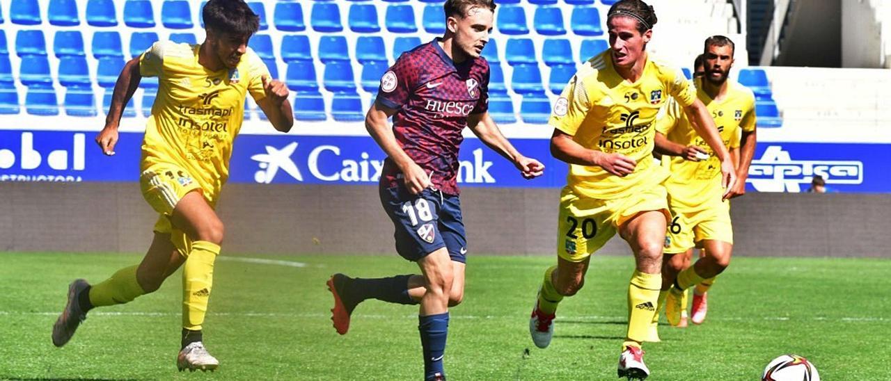 Una imagen del encuentro disputado este domingo en el estadio El Alcoraz entre el Huesca B y el Formentera.  | SD HUESCA