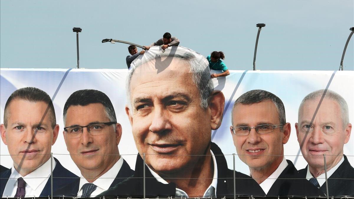 zentauroepp47659209 file photo  labourers work on hanging up a likud election ca190407155029