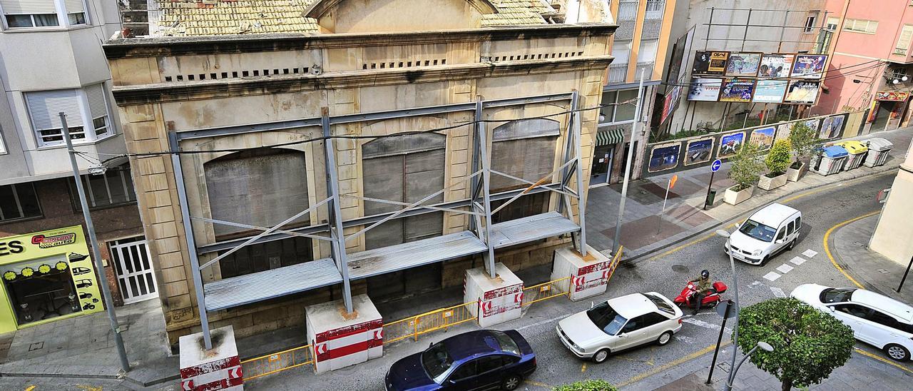 La fachada del edificio de El Progreso está apuntalada desde 2018 en la plaza de la Constitución, en pleno centro de Elche