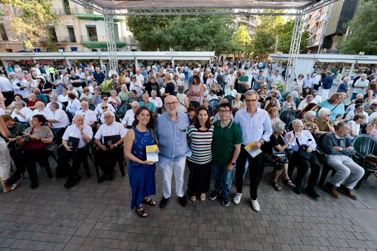 Pere Estelerich se rodea de amigos, lectores y amantes de la música en la presentación de 'Cròniques wagnerianes' Pere Estelerich se rodea de amigos, lectores y amantes de la música en la presentación de 'Cròniques wagnerianes'