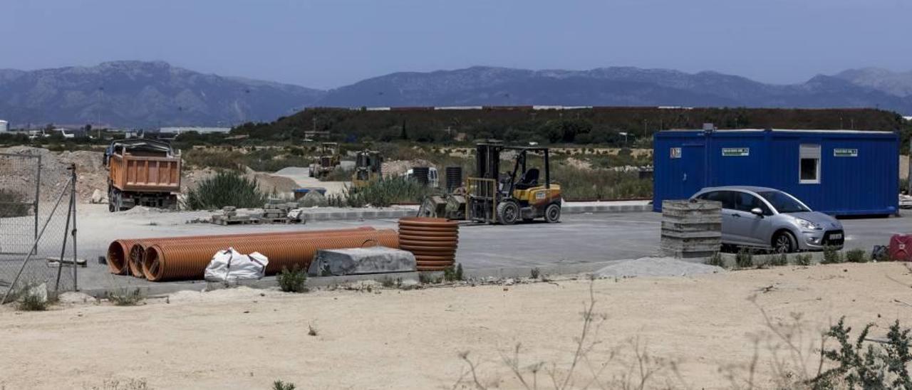 Las obras de urbanización continúan pese a que el Ayuntamiento ha iniciado el proceso de caducidad de la licencia del centro comercial.