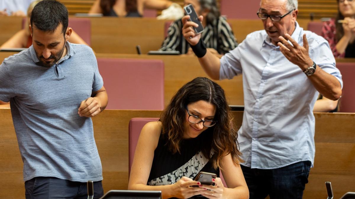 Aitana Mas (Iniciativa) al costat de Vicent Marzà i Joan Baldoví, aquest matí