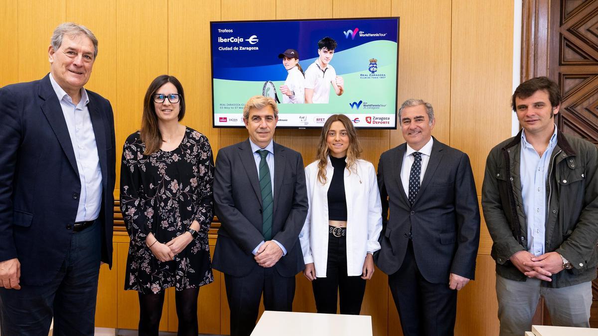 Autoridades y deportistas, en el acto de presentación del evento.