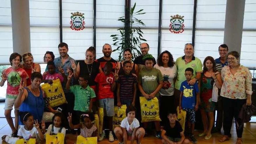 Niños y representantes municipales en una foto de familia. // G.N.