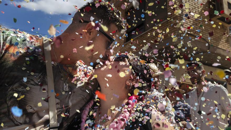 Bétera se inunda de confetti en su fiesta de &#039;les Alfàbegues&#039;