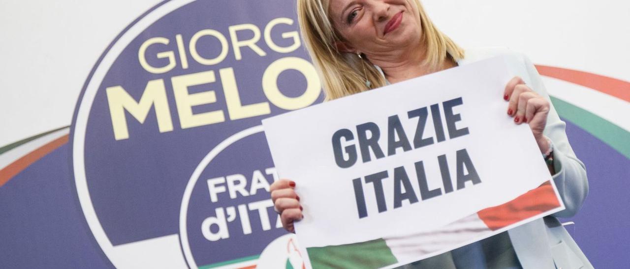 Maloni mostra un cartell d’agraïment als italians pel seu ampli suport a les eleccions. | EUROPA PRESS