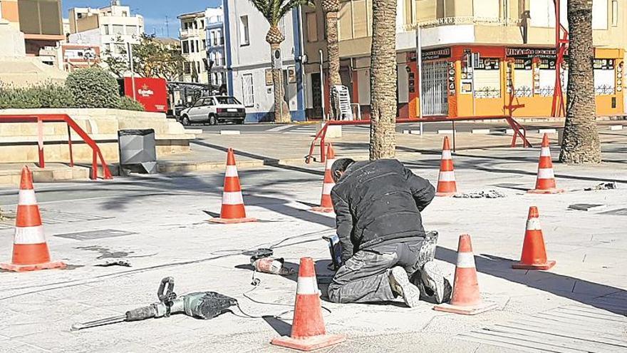 El Ayuntamiento renueva una parte del pavimento del paseo marítimo