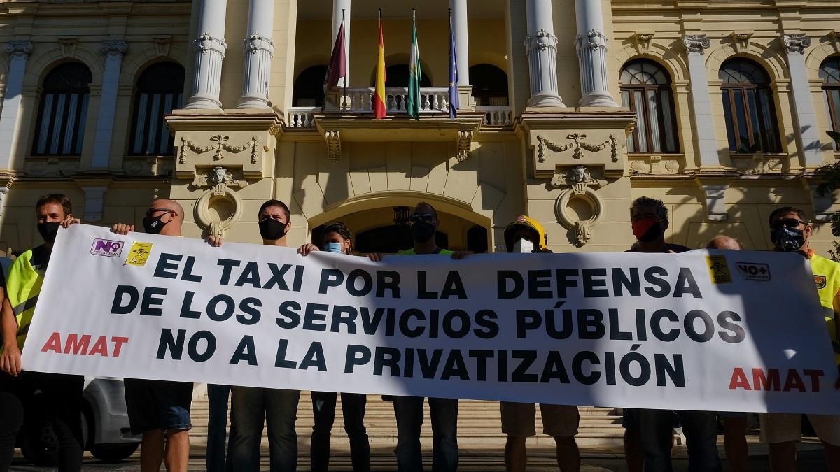 Protesta de taxistas este miércoles frente al Ayuntamiento de Málaga.