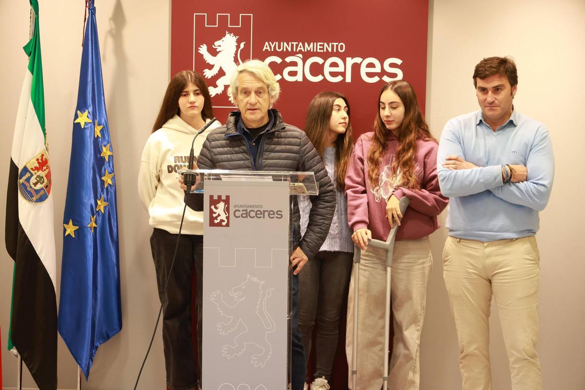 Santiago Márquez, de AmA Cáceres, interviene en la rueda de prensa.