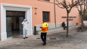 Tremp  Pallars Jussa  Lleida  01-12-2020    La residencia geriatrica de Tremp (Fundacio Fiella-Sant Hospital de Tremp) ha sofert un brot important de COVID19 amb moltes defuncions      Tresllat en ambulancia d un dels residents a l hospital     Foto  Jordi V  Pou