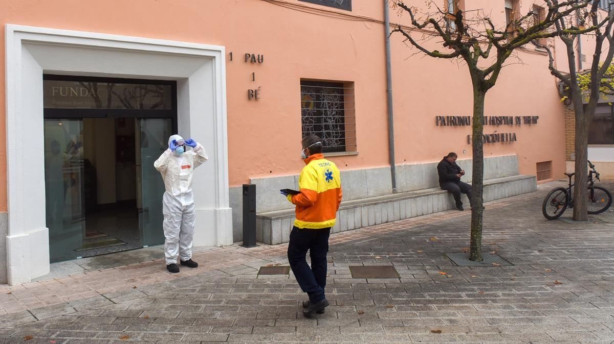 Dos sanitarios se saludan en la puerta de la residencia de ancianos de Tremp.