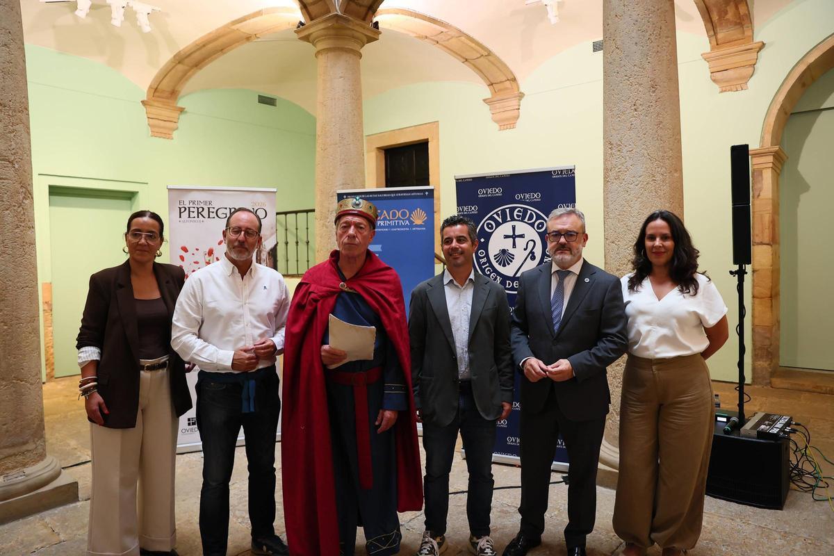 Por la izquierda, Covadonga Díaz, Mario Arias, Ramón Langa, Marcos Gómez, Alfredo García Quintana y Marga Llano, en la presentación de "El primer peregrino" en el Bellas Artes.