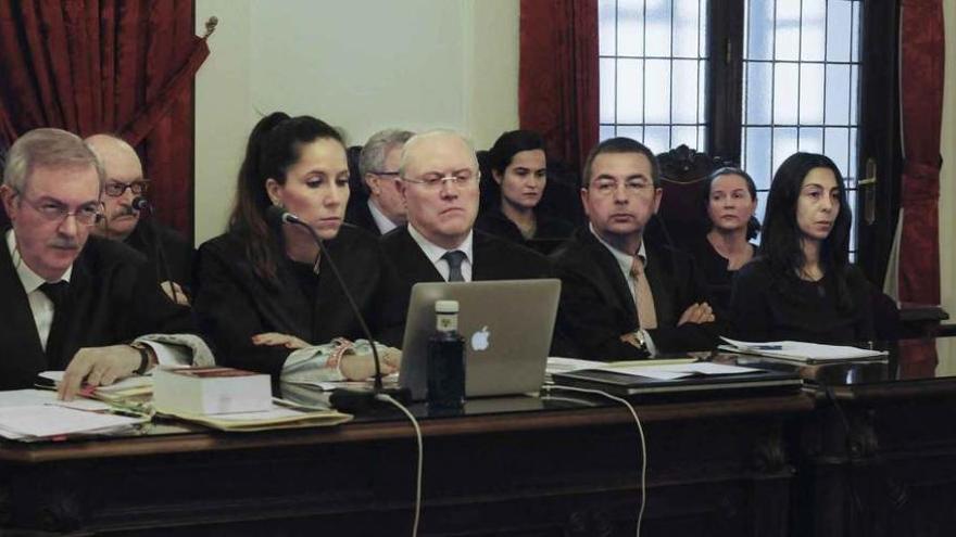 Montserrat González (segunda por la derecha), su hija, Triana Martínez (cuarta por la derecha) y la agente de la Policía Local de León Raquel Gago (derecha), durante el juicio. Foto Efe