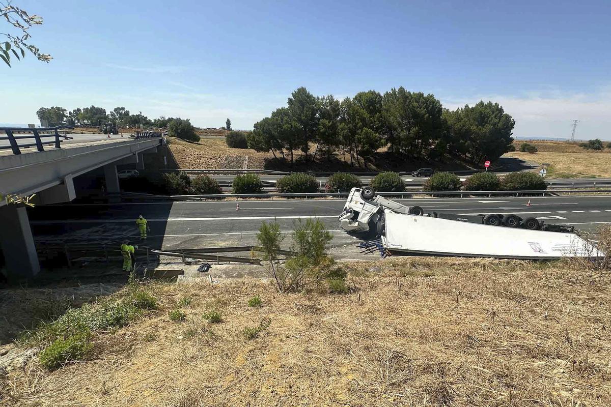 CARMONA (SEVILLA), 22/06/2024.- Fotografía del accidente camión ha caído este sábado, desde un paso elevado en la A4 a la altura de Carmona (Sevilla) dirección Madrid. La autovía A-4 se encuentra cortada al tráfico en sentido Madrid a la altura de Carmona (Sevilla), por el accidente de un camión que ha caído por un puente y ha quedado atravesado en la vía. Emergencias 112 Andalucía ha informado a EFE de a las 13.00 horas se han recibido varias llamadas que alertaban del suceso, en el kilómetro 508 de la citada vía. EFE/ David Arjona