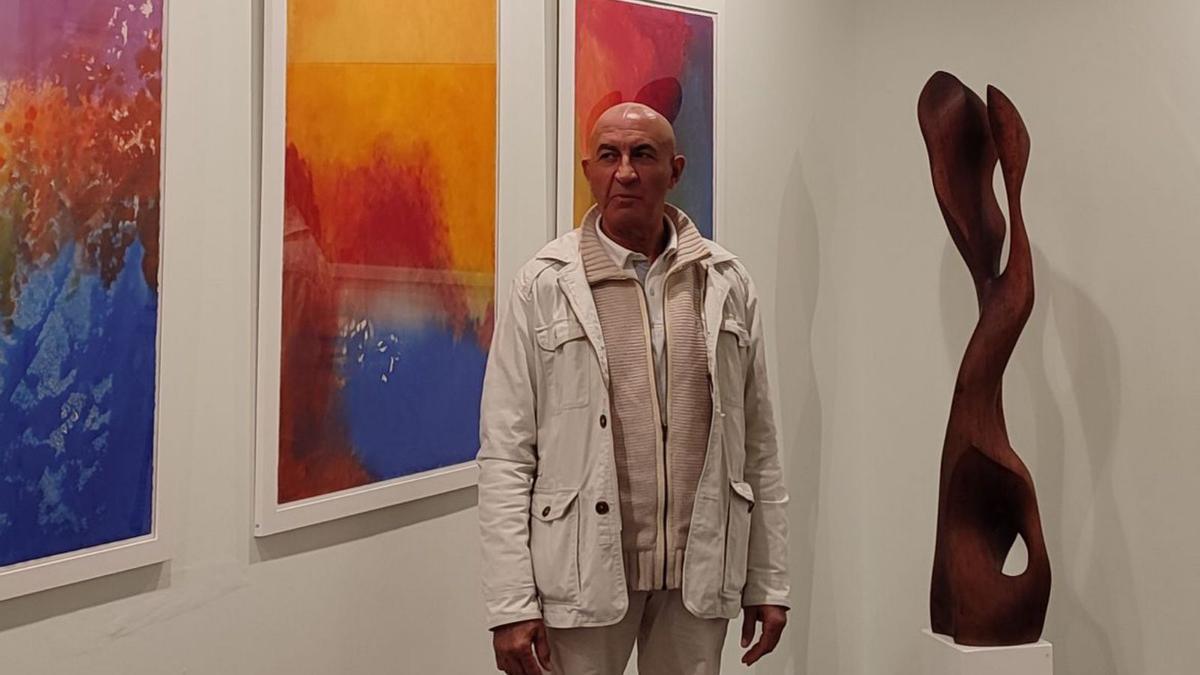 El artista Federico Osorio con varias de sus obras. | F.O.