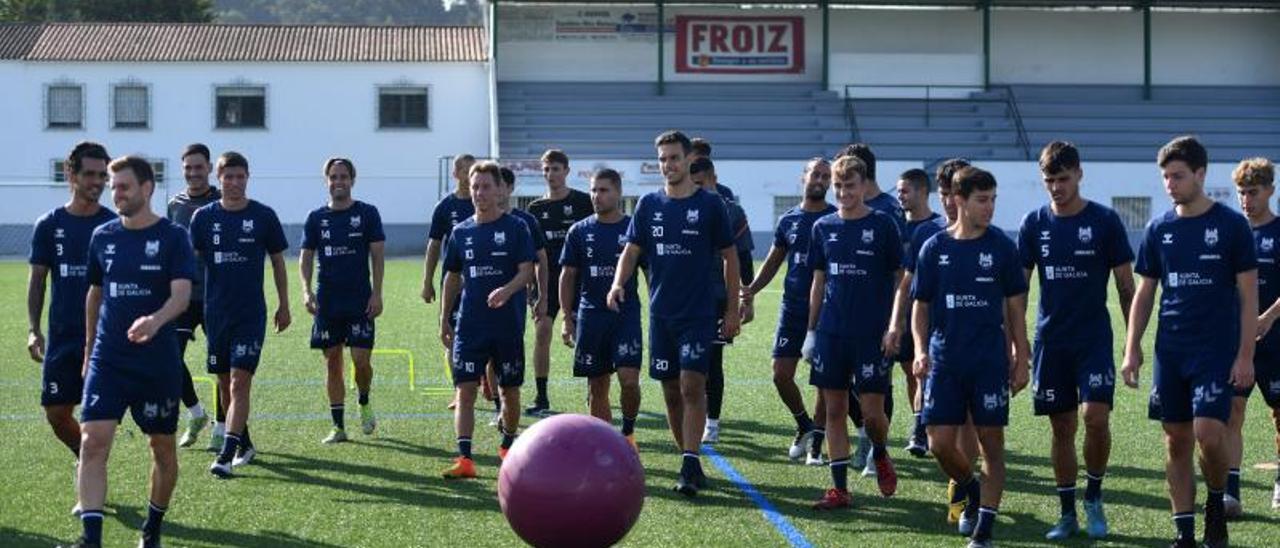Jugadores del Pontevedratras un entrenamiento en el campo de A Seca, en Poio.