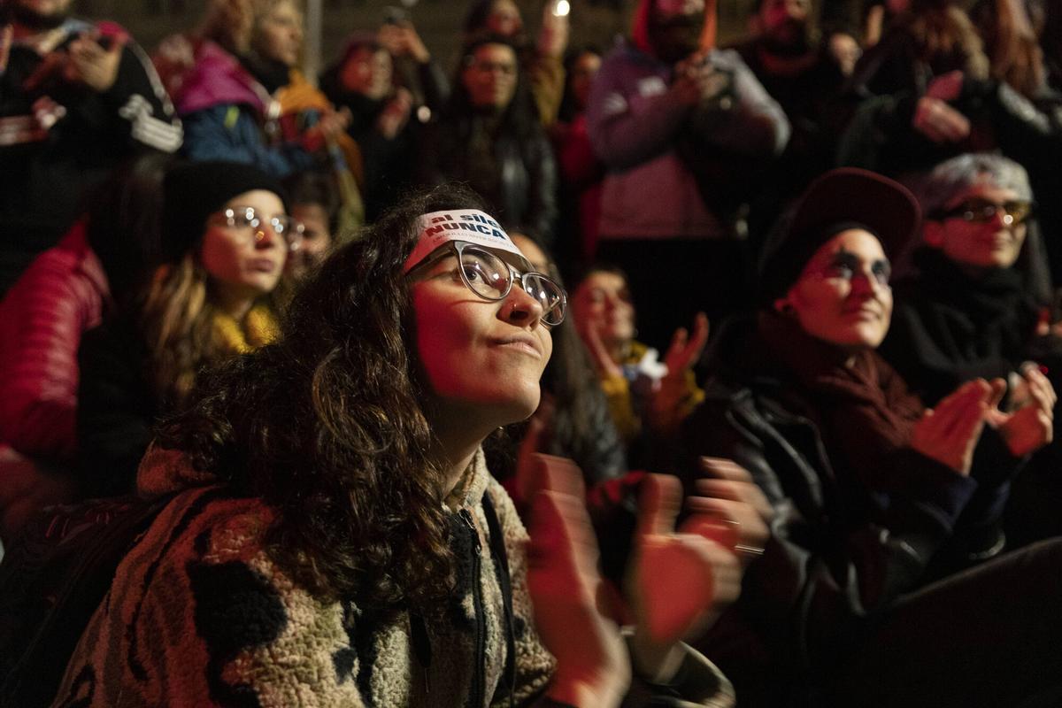 Manifestación frente al Consulado de Argentina en Barcelona contra Milei por dichos anti LGTB+ en Davos