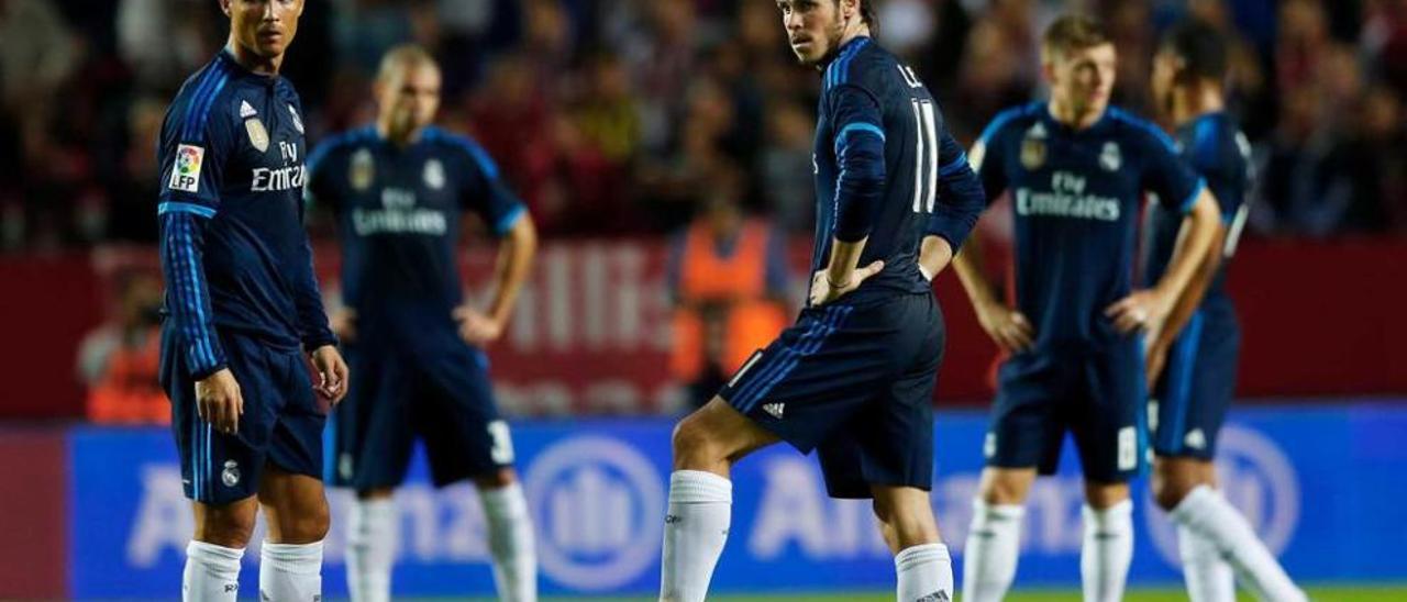 Cristiano Ronaldo y Bale esperan para el saque de centro tras uno de los goles del Sevilla.