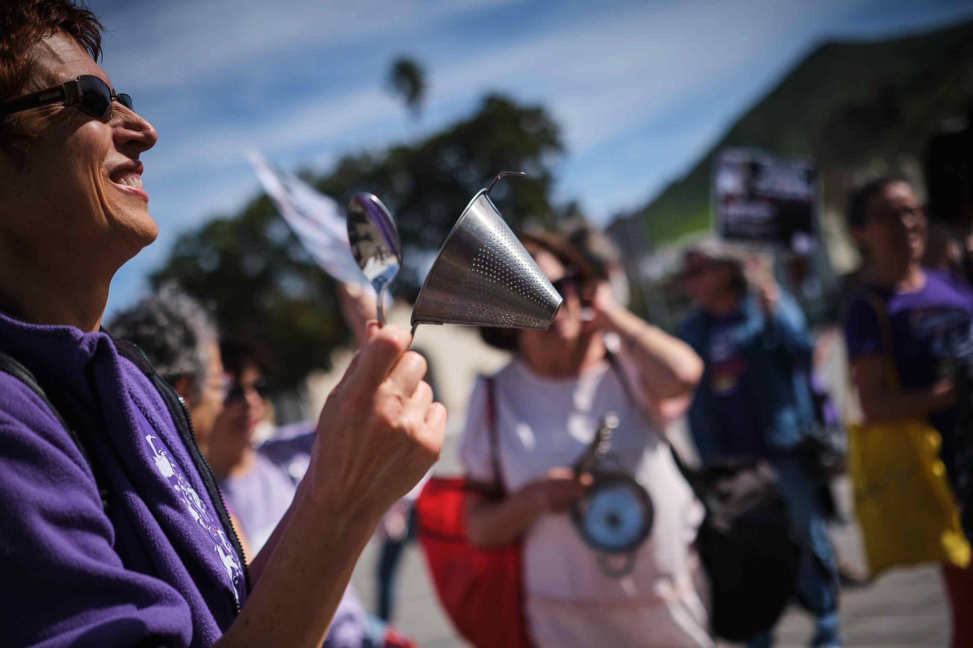 'Cacharrada' feminista en La Laguna por el 8M