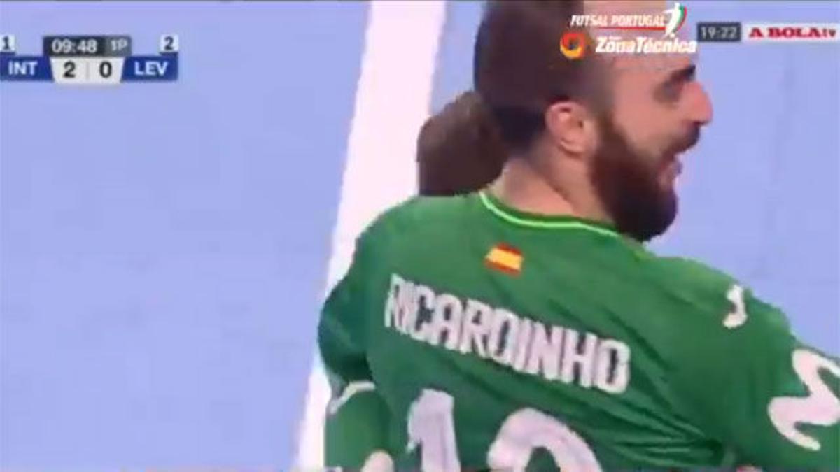 Quizá nunca habías visto algo así en una pista de fútbol sala: ¿el mejor gol de Ricardinho?