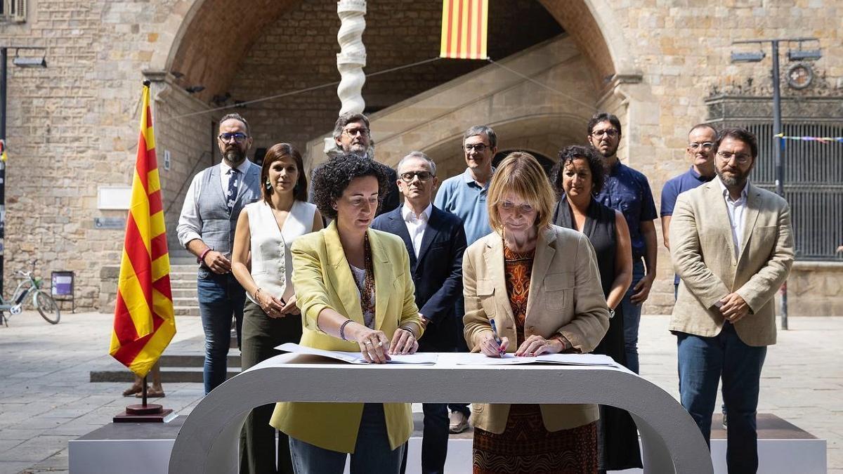 Lluïsa Moret y Marta Rovira firmando el pacto de investidura PSC-ERC ante la Biblioteca de Cataluña el pasado mes de agosto.