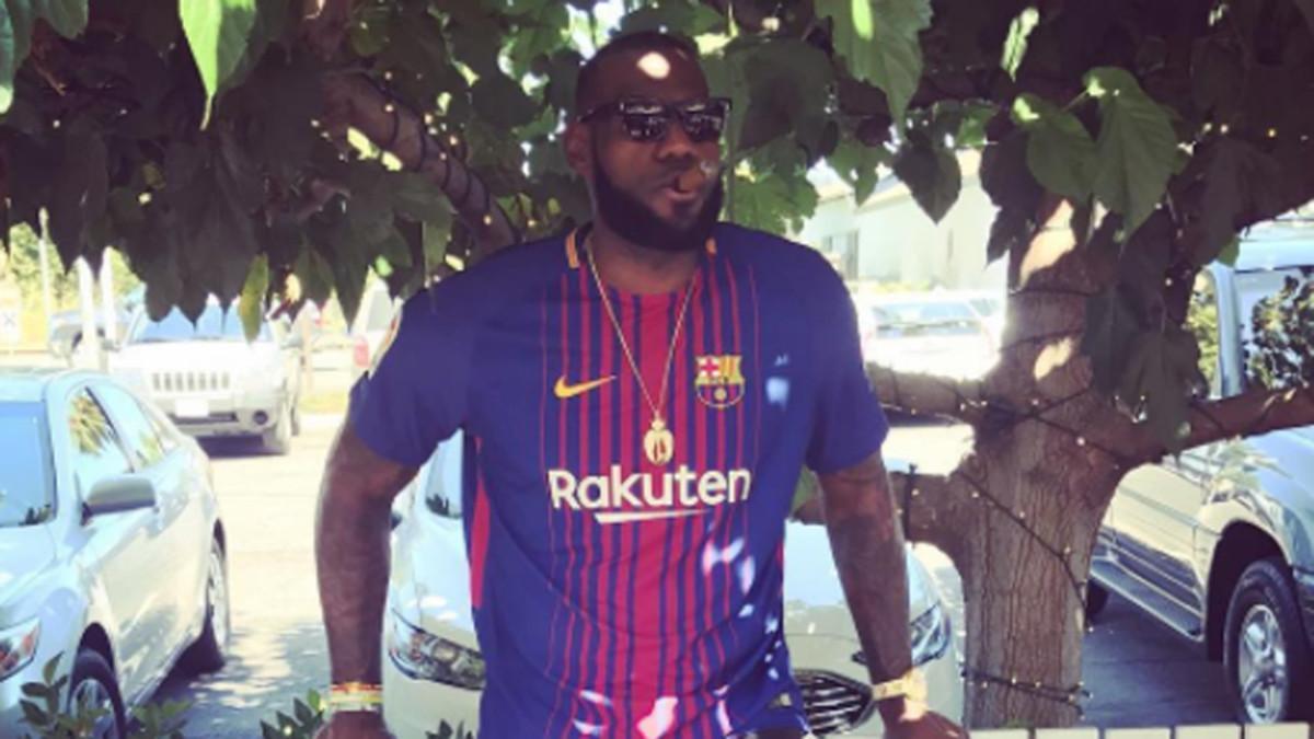 LeBron apareció luciendo los colores del FC Barcelona