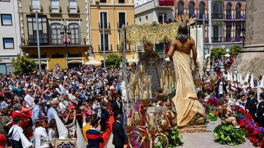 Un multitudinario ‘encuentro’ despide la Semana Santa