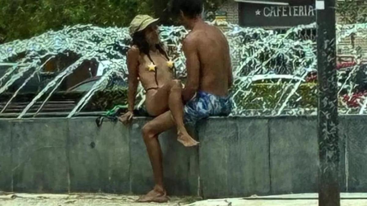 Una pareja semidesnuda en una fuenta de la avenida Blasco Ibáñez