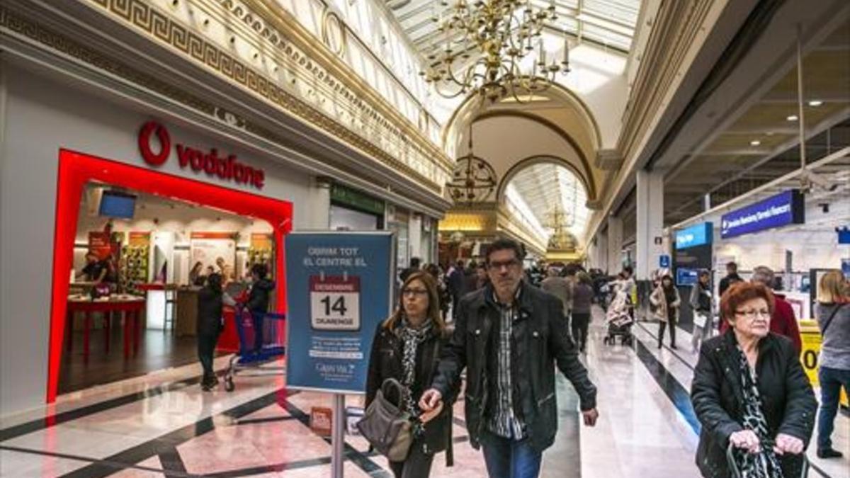 Una de las galerías de Gran Via 2, en L'Hospitalet de Llobregat, durante una campaña navideña.