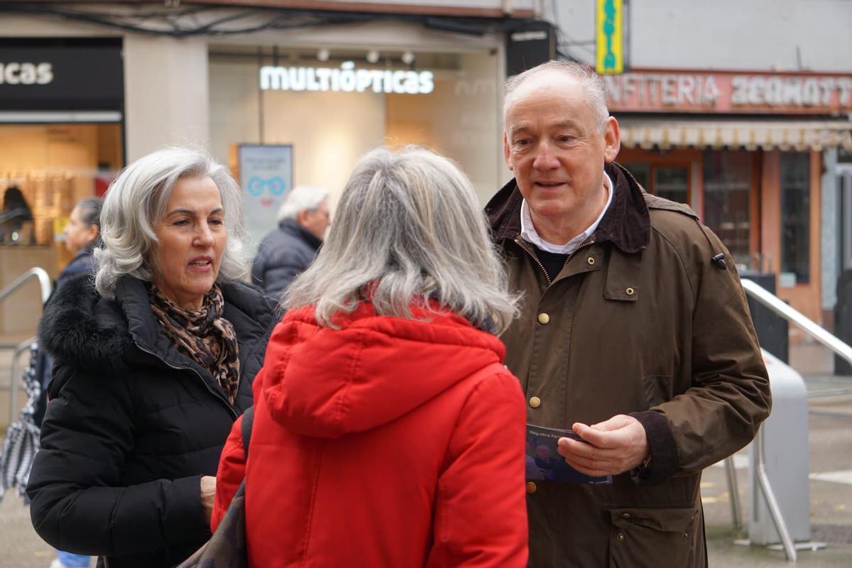 Miguel Lorenzo, en el barrio del Agra do Orzán dentro de una iniciativa del PP de A Coruña para escuchar a los barrios.