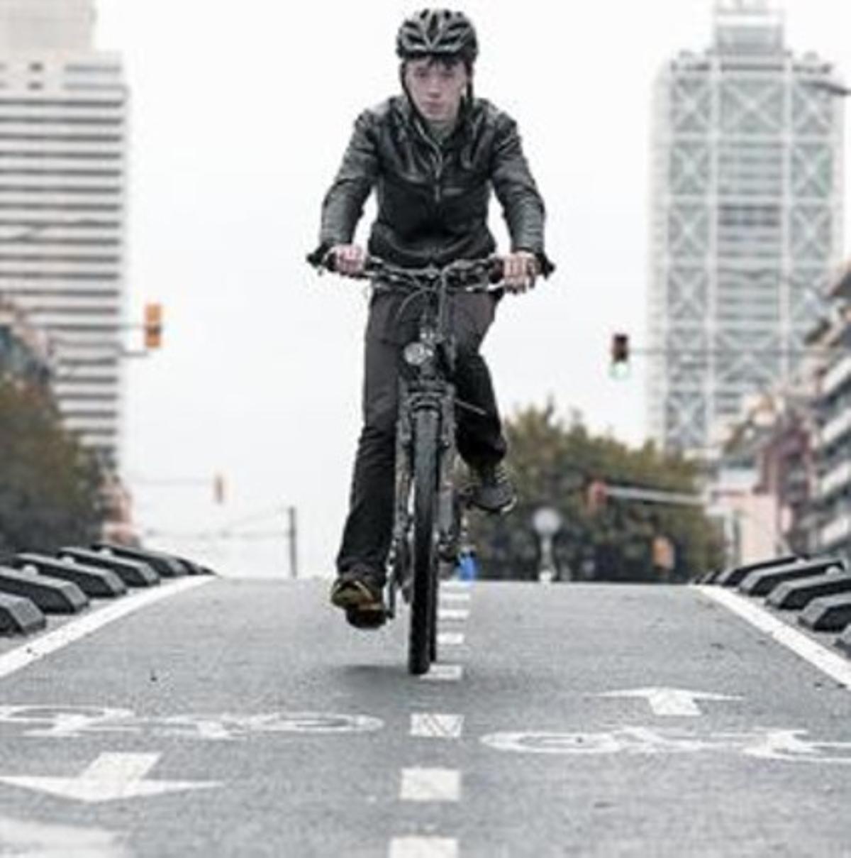 Carril segregado 8 Un ciclista, por la calle de Marina, en Barcelona.