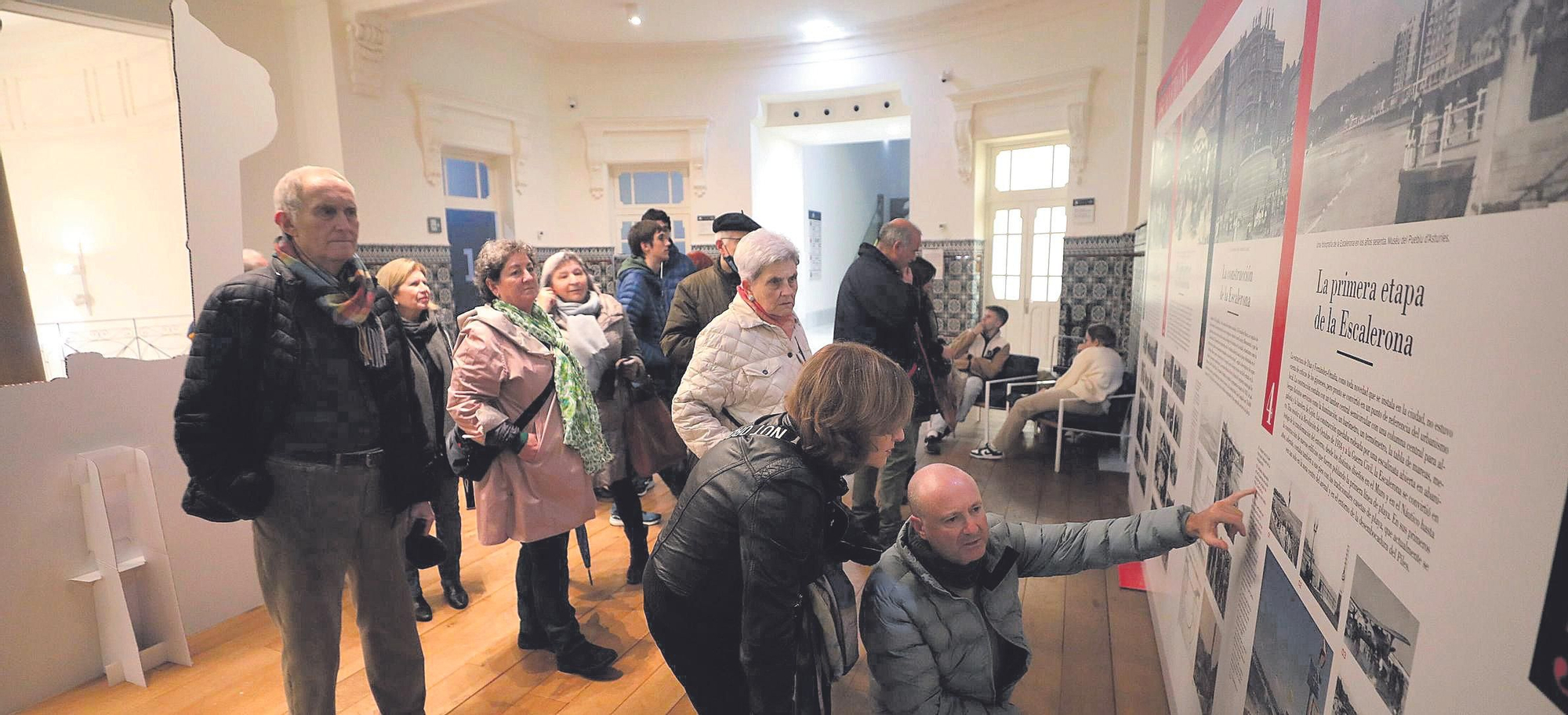 Visitantes en la exposición "Guardianes del tiempo" organizada por LA NUEVA ESPAÑA
