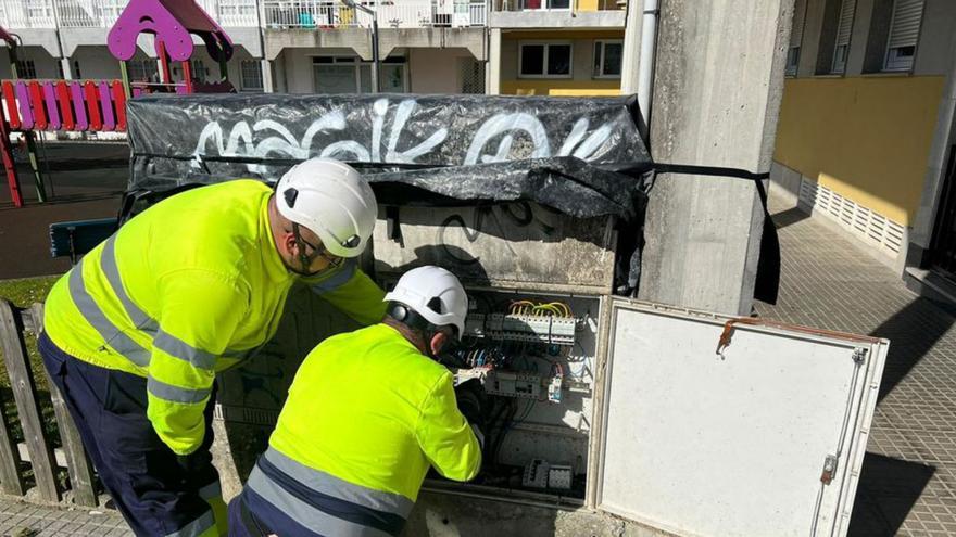 Operarios en un cuadro eléctrico en Miño. | // L.O.