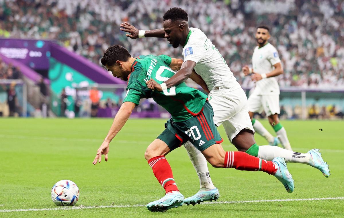 Lusail (Qatar), 30/11/2022.- Henry Martin (L) of Mexico in action against Hassan Tambakti (R) of Saudi Arabia during the FIFA World Cup 2022 group C soccer match between Saudi Arabia and Mexico at Lusail Stadium in Lusail, Qatar, 30 November 2022. (Mundial de Fútbol, Arabia Saudita, Estados Unidos, Catar) EFE/EPA/Abedin Taherkenareh