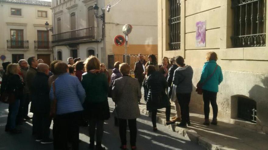 Ruta guiada por la muestra al aire libre.