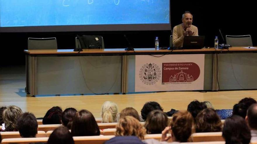 Jaime Martínez Montero, durante su charla en el salón de actos del Campus Viriato.