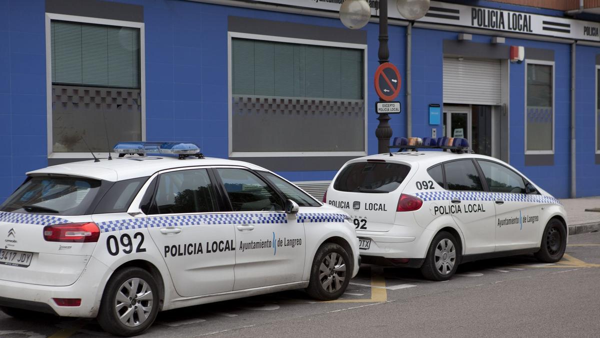 Coches patrulla frente a las dependencias de la Policía Local de Langreo.