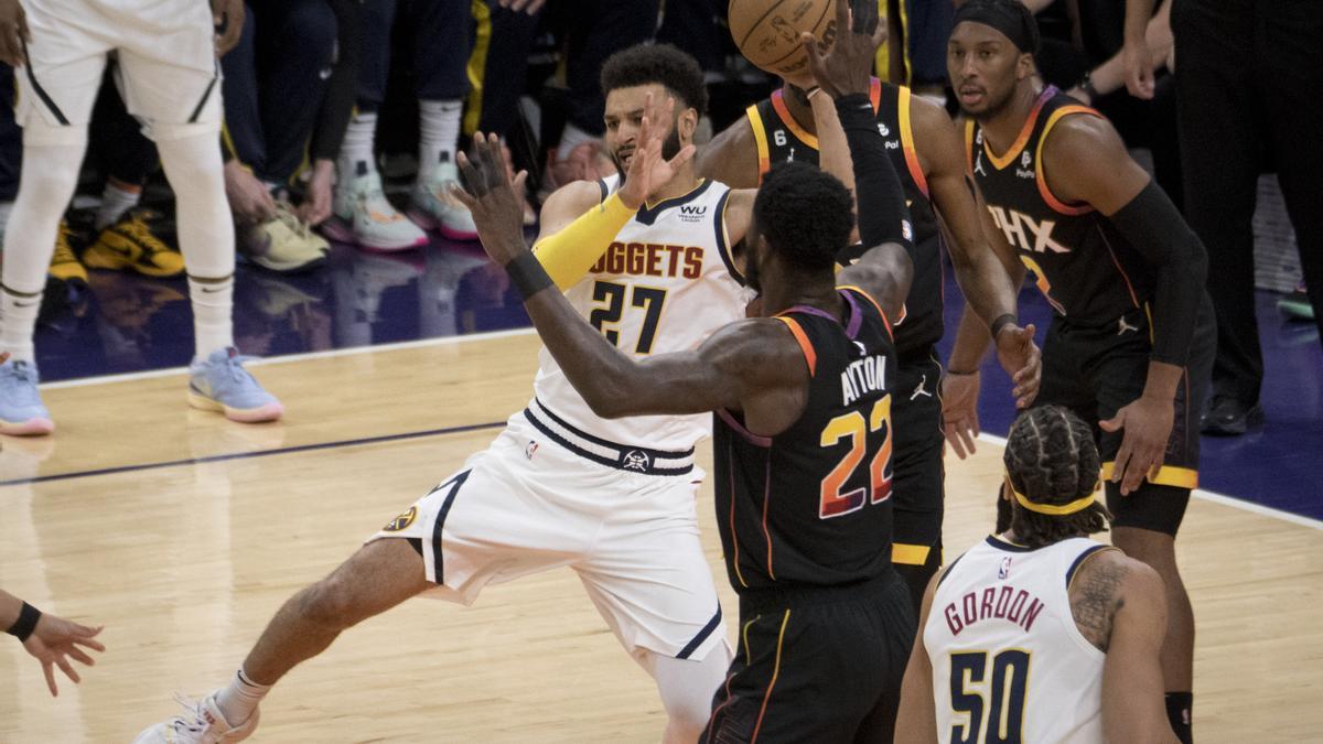 129-124: Los Nuggets desperdician 53 puntos de Jokic y los Suns empatan la serie