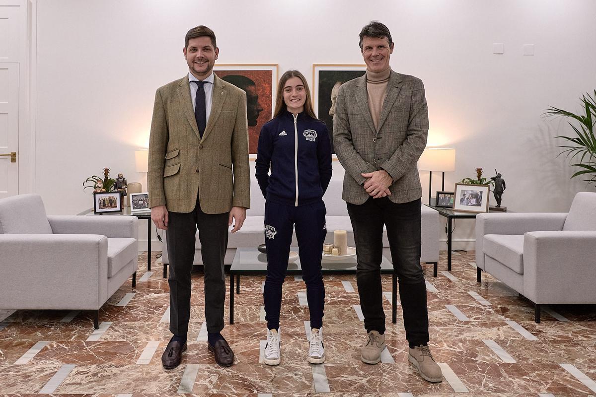 Carla Bañuls Puente, entre el alcalde de Gandia y el concejal de Deportes