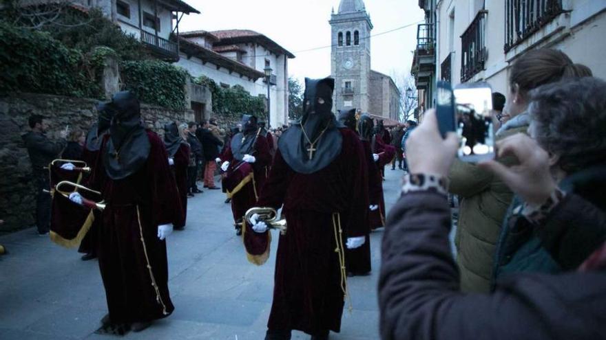 La procesión del Nazareno a su paso por la calle Riba.