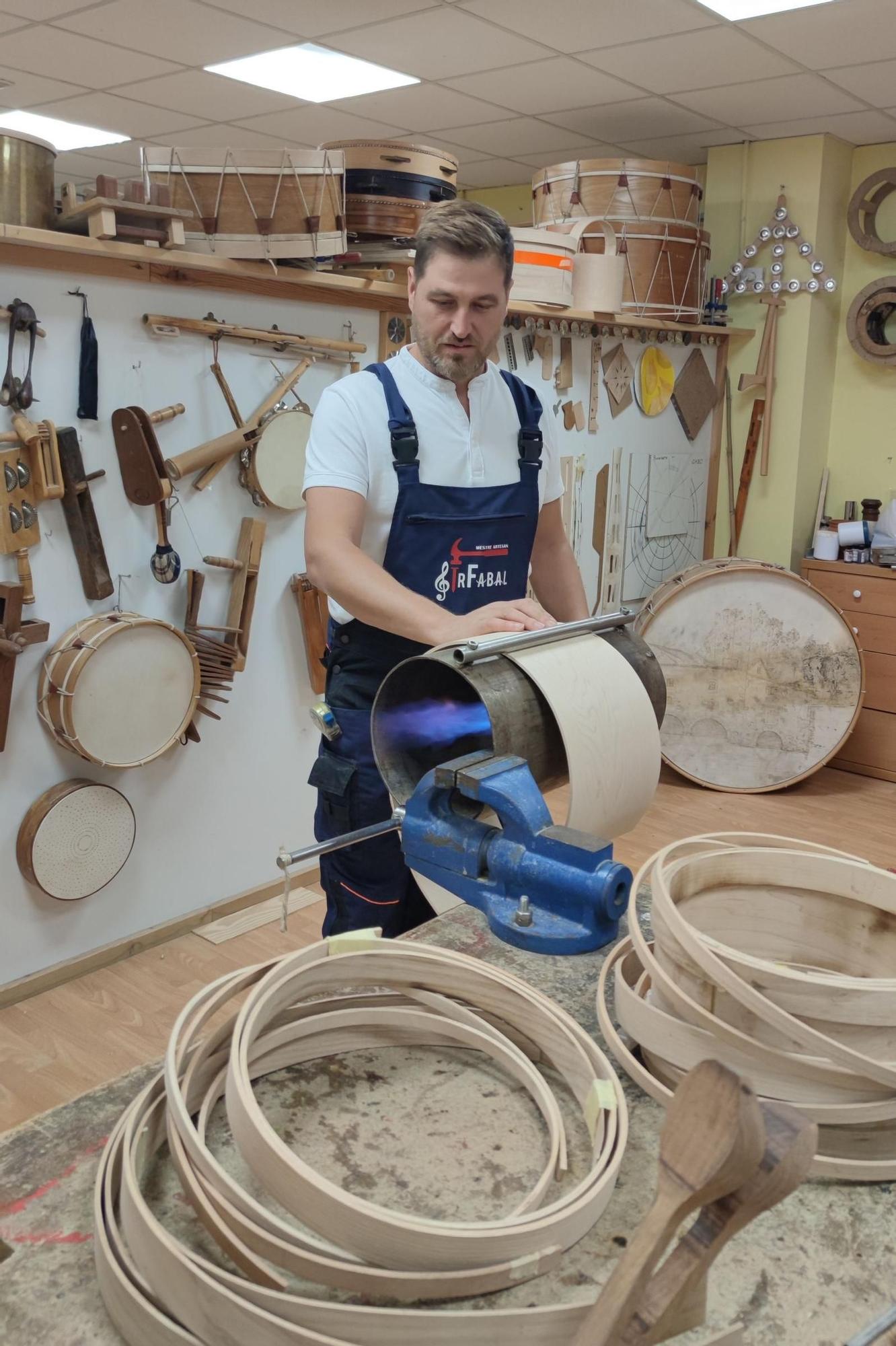 Emilio, SirFabal, en el taller de la Escola Obradoiro de Narón, donde imparte clases