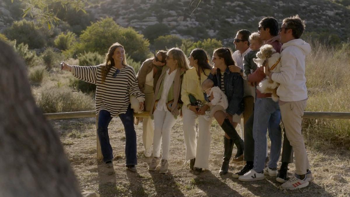 María Pombo, a la izquierda, hace un selfi a toda su familia, en un fotograma del nuevo documental de Prime Vídeo.