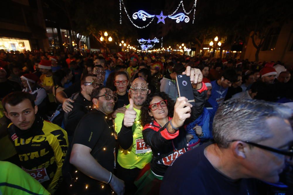 Una San Silvestre lúdica y solidaria recorre Alicante.