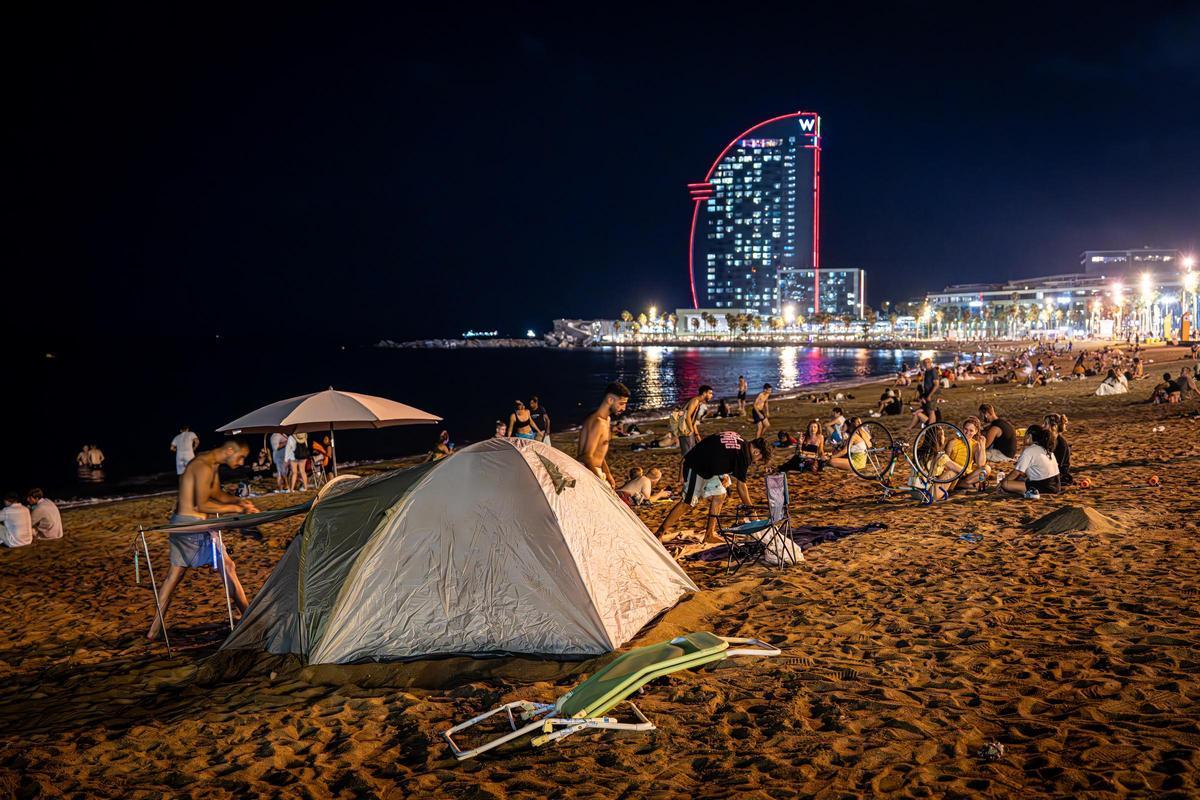 Refugio nocturno: Barcelona se refresca y descansa en sus playas durante las noches calurosas