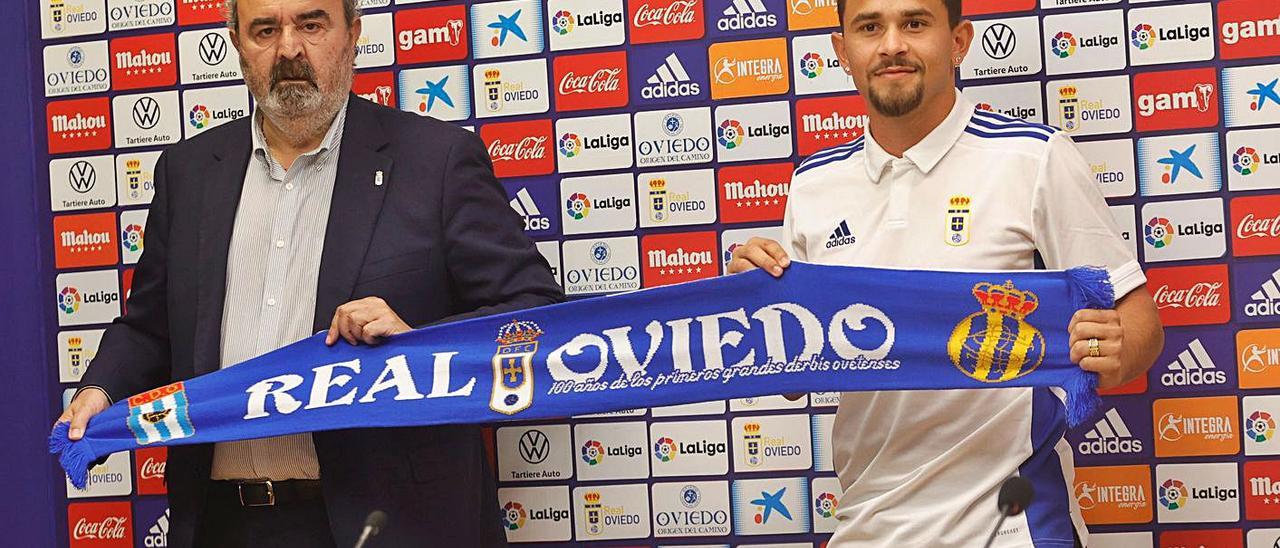 Matheus, a la derecha, con Manuel Paredes, ayer en el Carlos Tartiere. | Miki López