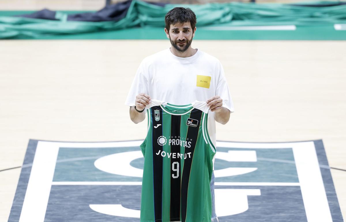 Ricky posa en el centro de la pista con su nueva camiseta del Joventut