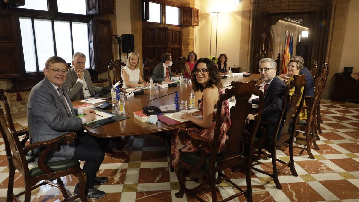 Primer pleno del Consell en el Palau de la Generalitat con Aitana Mas como vicepresidenta.