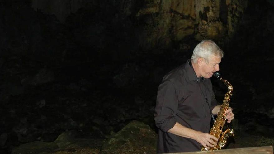 El saxofonista Andreas Prittwitz en el interior de la gruta.