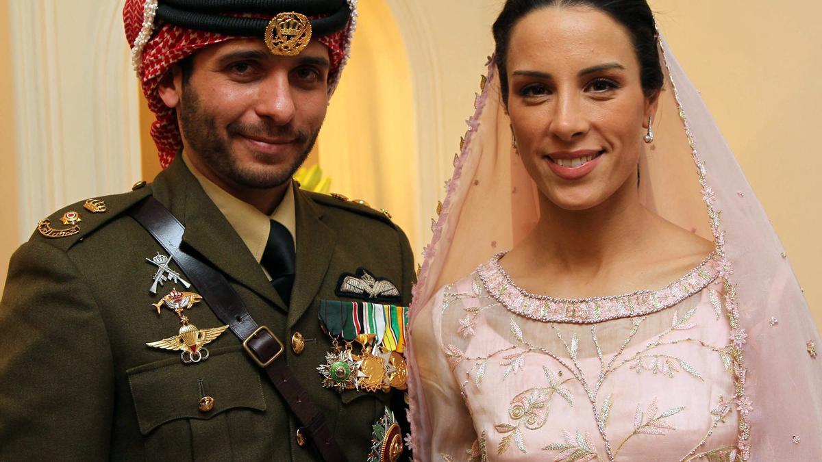 El príncipe Hamza y su esposa, Basma Otoum, posan durante su boda en el palacio real de Amán en enero de 2012.