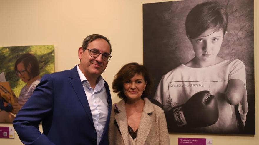 Vicente Guill junto a la ministra y la obra premiada